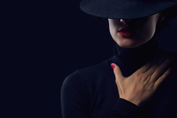 Retrato interno de uma jovem bela mulher elegante com lábios vermelhos usando chapéu elegante. Moda feminina, conceito de beleza e publicidade. Fecha. Espaço de cópia para texto — Fotografia de Stock