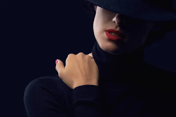 Indoor portret van een jonge mooie modieuze vrouw met rode lippen met stijlvolle hoed. Vrouwelijke mode, schoonheid en advertentie-concept. Close-up. Ruimte voor tekst kopiëren — Stockfoto