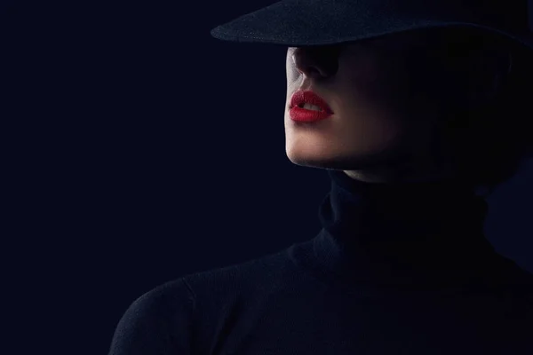 Beltéri portré egy fiatal gyönyörű divatos nő visel elegáns kalap, piros ajkak. Női divat, a szépség és a reklám fogalma. Közelről. Hely, a szöveg másolása — Stock Fotó