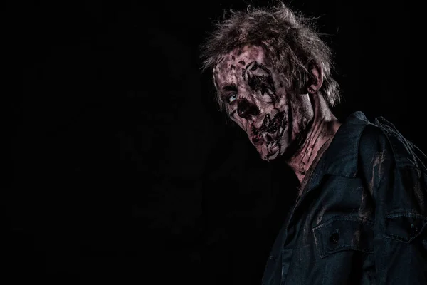 Bloedend zombie man met hersenen uit horror halloween — Stockfoto