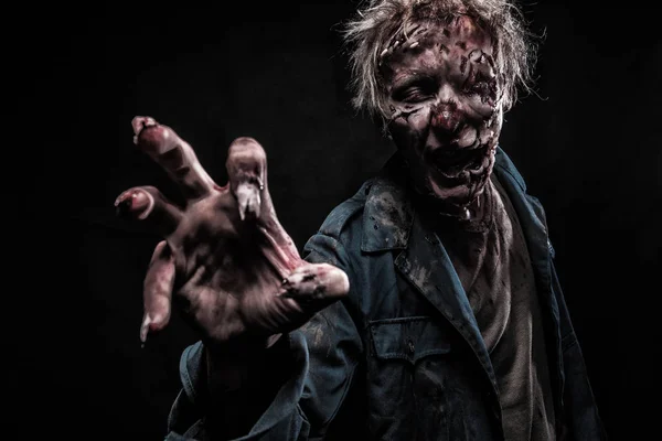 Homme zombie sanglant avec la cervelle sur l'horreur Halloween — Photo