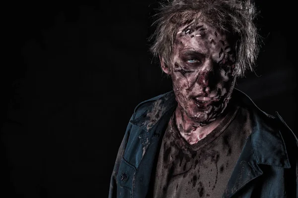 Bloedend zombie man met hersenen uit horror halloween — Stockfoto