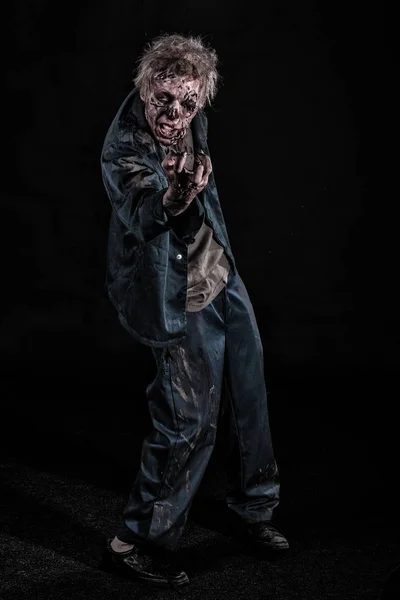 Homme zombie sanglant avec la cervelle sur l'horreur Halloween — Photo