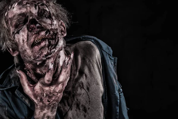 Homme zombie sanglant avec la cervelle sur l'horreur Halloween — Photo