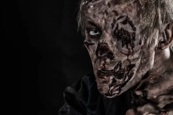 Homem zombie sangrento com cérebros para fora horror halloween — Fotografia de Stock