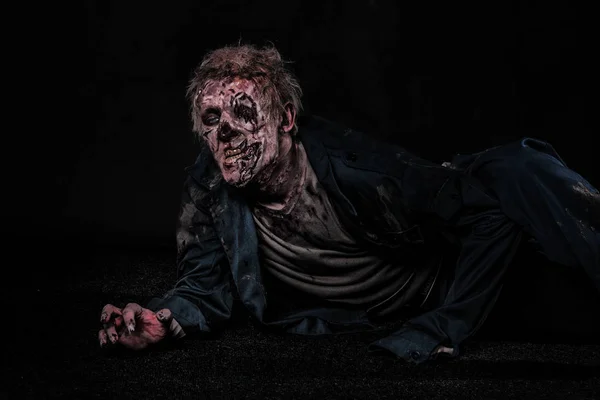 Homem zombie sangrento com cérebros para fora horror halloween — Fotografia de Stock