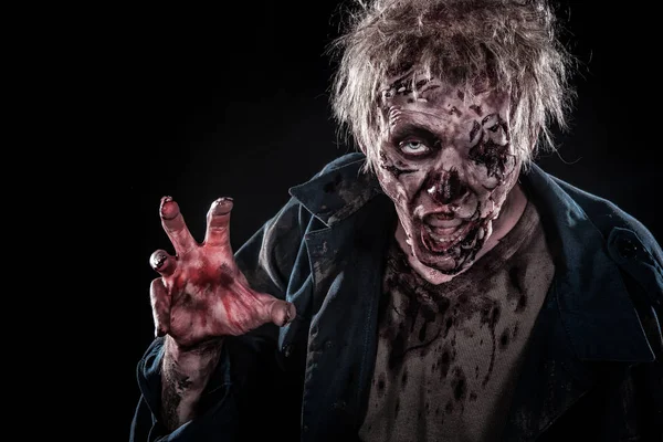 Homme zombie sanglant avec la cervelle sur l'horreur Halloween — Photo