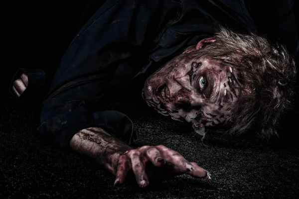 Bloedend zombie man met hersenen uit horror halloween — Stockfoto