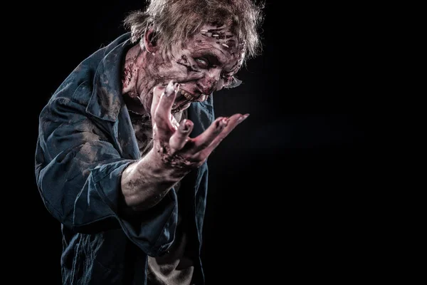 Кривавий зомбі чоловік з мізками на Хелловін жахів — стокове фото