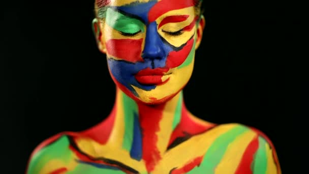 Vrouw met kleur gezicht kunst en body paint. Kleurrijk portret van het meisje met heldere make-up en bodyart. Langzame beweging. — Stockvideo