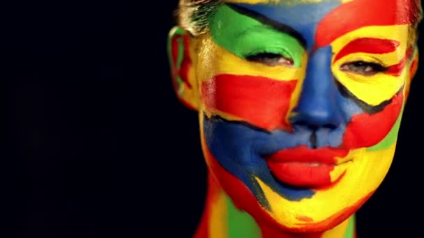 Woman with color face art and body paint. Colorful portrait of the girl with bright make-up and bodyart. — Stock Video