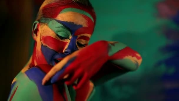 Frau mit Farbe Gesicht Kunst und Körperbemalung. farbenfrohes Porträt des Mädchens mit hellem Make-up und Bodyart. — Stockvideo