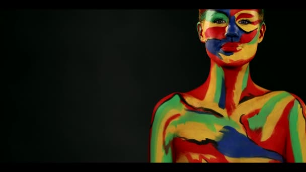 Woman with color face art and body paint. Colorful portrait of the girl with bright make-up and bodyart. — Stock Video