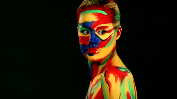 Mujer con cara de color de arte y pintura corporal. Retrato colorido de la chica con maquillaje brillante y bodyart . — Vídeos de Stock