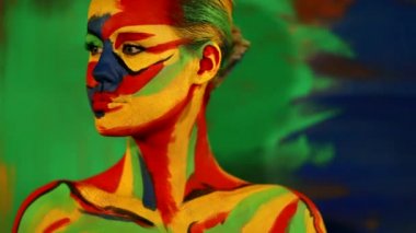 Renkli yüz ve vücut boyalı bir kadın. Parlak makyajlı ve vücut destekli kızın renkli portresi..