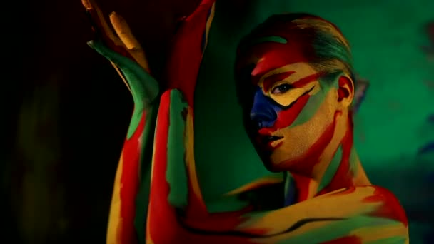 Woman with color face art and body paint. Colorful portrait of the girl with bright make-up and bodyart. — Stock Video