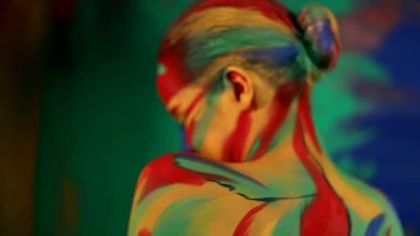 Donna con colore viso arte e vernice per il corpo. Ritratto colorato della ragazza con trucco luminoso e bodyart . — Video Stock