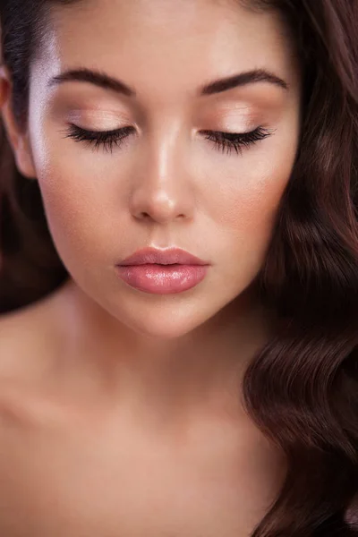 Closeup portrait of beautiful girl. Pe rfect face skin. Woman ready for Valentines Day and International Womens Day — Stockfoto