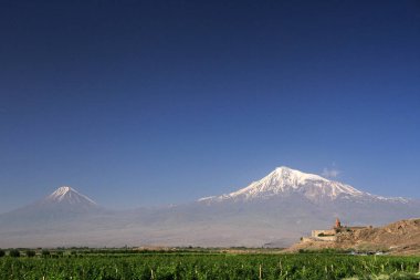 Ararat Dağı, 5.137 metre, Türkiye 'nin en yüksek zirvesi, Ermenistan' daki Khor Virap manastırından manzara 