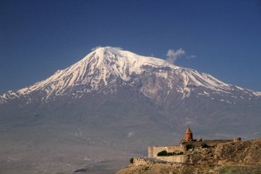 Ararat Dağı, 5.137 metre, Türkiye 'nin en yüksek zirvesi, Ermenistan' daki Khor Virap manastırından manzara 