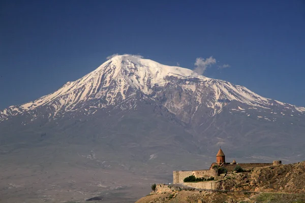 Ararat Dağı, 5.137 metre, Türkiye 'nin en yüksek zirvesi, Ermenistan' daki Khor Virap manastırından manzara 