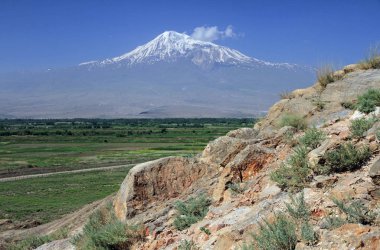 Ararat Dağı, 5.137 metre, Türkiye 'nin en yüksek zirvesi, Ermenistan' daki Khor Virap manastırından manzara 