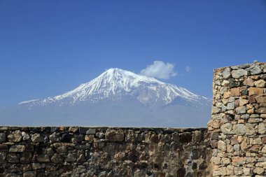 Ararat Dağı, 5.137 metre, Türkiye 'nin en yüksek zirvesi, Ermenistan' daki Khor Virap manastırından manzara 