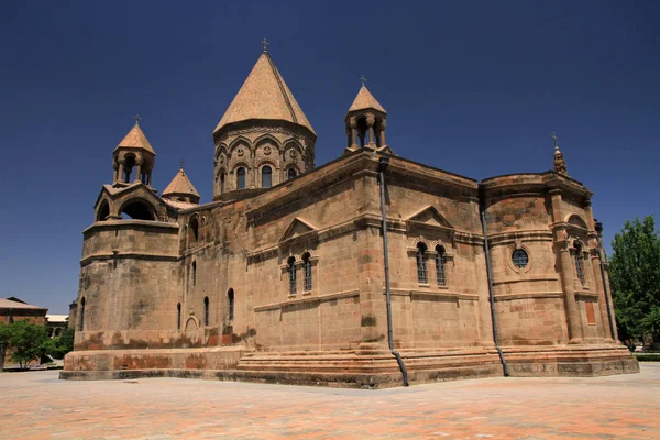 Ermeni Havari Kilisesi 'nin ana kilisesi olan Etchmiadzin Katedrali, Vagharshapat (Etchmiadzin), Ermenistan 
