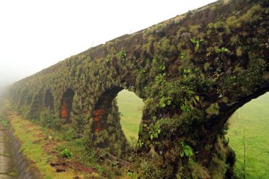 Sao Miguel adasındaki eski su kemeri, Azores, Portekiz 