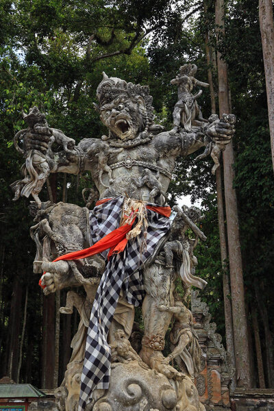 Статуя Кумбхакарна, Храм Букит Сари, Санге Обезьяний лес, Бали, Индонезия
 