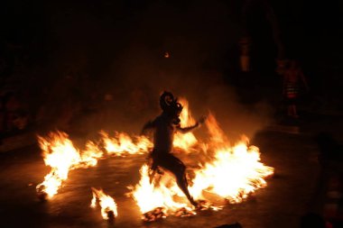 Uluwatu Tapınağı, Bali, Endonezya 'da Kecak Dansı gösterisi 