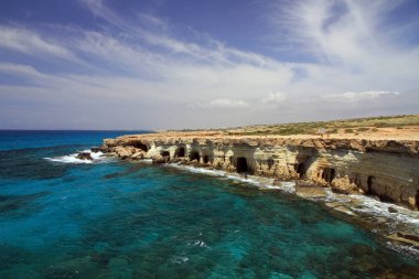 Kıbrıs Rum Kesimi 'nin Ayia Napa kentindeki Deniz Mağaraları Kayalıkları