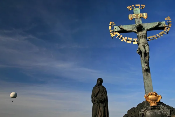 Crucifix Károly Híd Prága Csehország — Stock Fotó