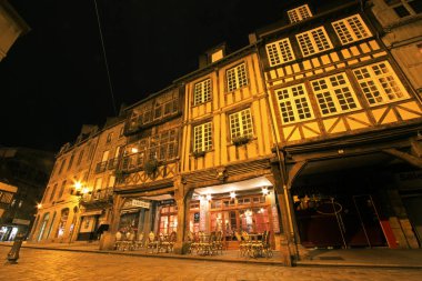 Ortaçağ evleri, geceleri Dinan, Brittany, Fransa