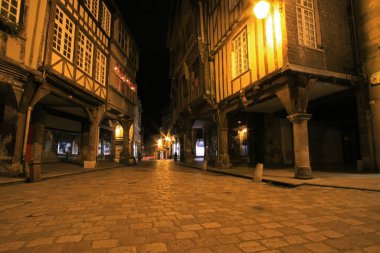 Ortaçağ evleri, geceleri Dinan, Brittany, Fransa