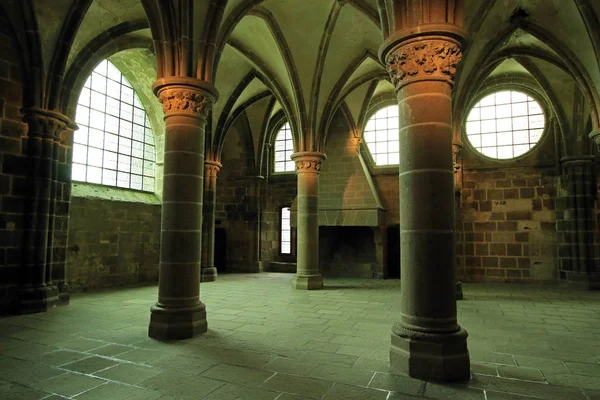 Pilar pansiyonlardan birinde, Mont Saint Michel Abbey, Normandiya, Fransa