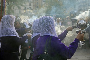 Notre-Dame Katedrali önünde geçit töreni, Paris, Fransa