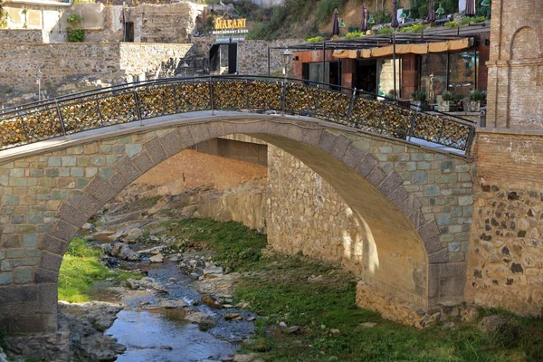 Παλαιά Πέτρινη Γέφυρα Στην Περιοχή Abanotubani Τιφλίδα Γεωργία — Φωτογραφία Αρχείου