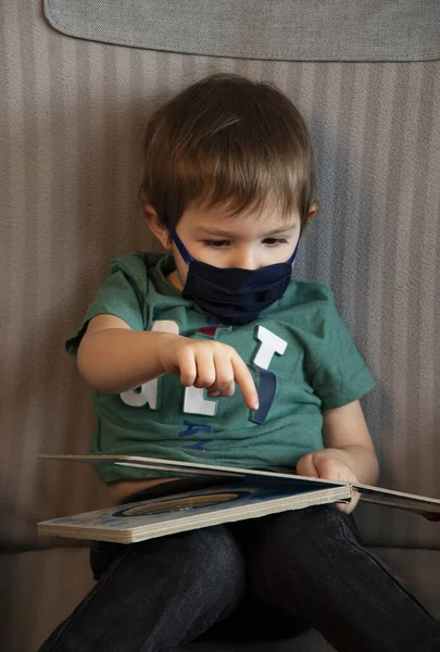 Coronavirus Covid Boy Leitura Livro Máscaras Proteção Quarentena Casa — Fotografia de Stock