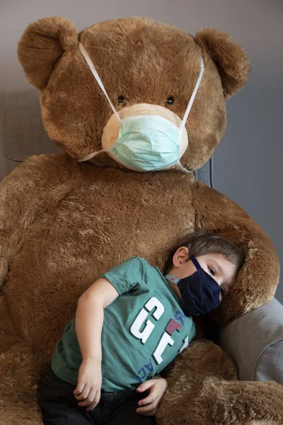 Coronavirus Covid Junge Und Sein Teddybär Schutzmasken Quarantäne Hause — Stockfoto