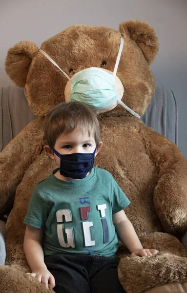 Coronavirus Covid Boy Jeho Medvídek Ochranných Maskách Doma Karanténě — Stock fotografie