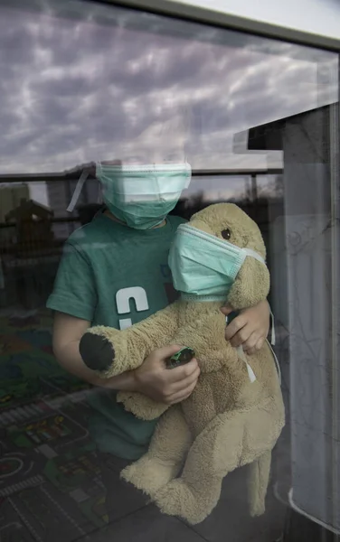 Coronavirus Covid Niño Cachorro Peluche Máscaras Protección Mirar Través Ventana —  Fotos de Stock