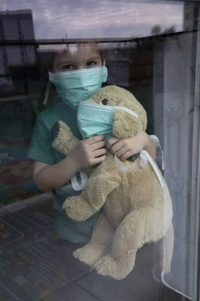 Coronavirus Covid Boy Jeho Plyšové Štěně Ochranných Maskách Dívají Oknem — Stock fotografie
