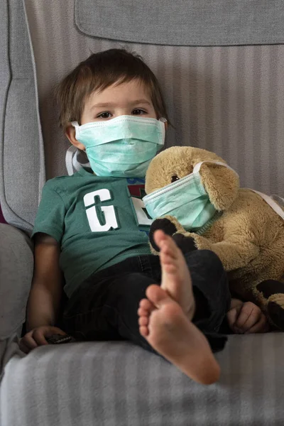 Coronavirus Covid Niño Cachorro Peluche Máscaras Protección Cuarentena Casa —  Fotos de Stock