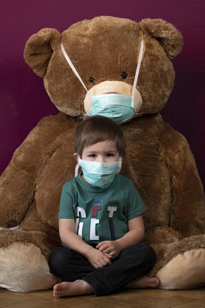 Coronavirus Covid Junge Und Sein Teddybär Schutzmasken Quarantäne Hause — Stockfoto