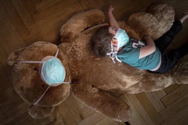 Coronavirus Covid Junge Und Sein Teddybär Schutzmasken Quarantäne Hause — Stockfoto