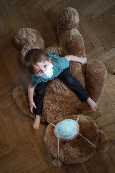 Coronavirus Covid Junge Und Sein Teddybär Schutzmasken Quarantäne Hause — Stockfoto