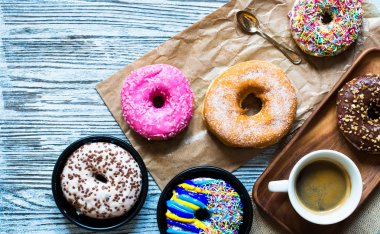 Renkli donut kahvaltı kompozisyon