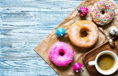 Renkli donut kahvaltı kompozisyon