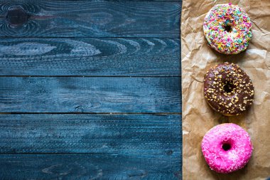 Renkli donut kahvaltı kompozisyon